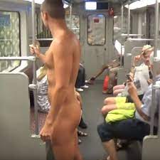Kerl nackt in der Öffentlichkeit