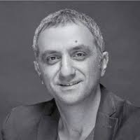 A list of who Augusto Correia is following