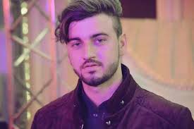 دا ځوان اسد اسحاقزی نوميږي، نن له غرمې وروسته د کامې سربند پرغاړه ناست وو،  ناڅاپه يې پښه خويدلې، او ظالم سيند له ځانسره وړی د نوموړي ځوان په پيدا کولو  کې