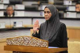 Ahli parlimen jelutong, s n rayer diperintahkan keluar dewan rakyat pada saat akhir sidang selepas enggan akur dengan arahan timbalan speaker. Portal Rasmi Parlimen Malaysia