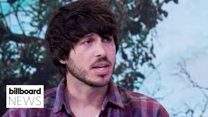 Kelsea Ballerini singing MUSCLE MEMORY