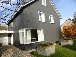 donkergrijze gevel en witte raamkozijnen buitenkant huis grijs huis buitenkant huis buitenkant