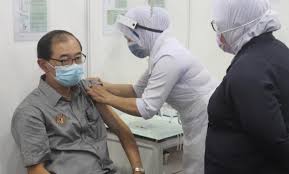 By guest of honour tuan fauzi bin asirop director of private education division, Mah Hang Soon Received His Covid 19 Immunisation Today Ipoh Echo