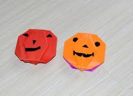 Bunga dari kertas krep bisa dijadikan berbagai hiasan di dalam rumah atau ruangan lain. Bagaimana Membuat Labu Dari Kertas