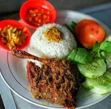 Meskipun tidak seenak di bangkalan, namun bebek sinjay di banjarmasin ini juga bisa dijadikan tempat makan alternatif bagi yang penasaran akan citarasa bebek goreng khas madura. 6 Kuliner Bebek Paling Maknyus Di Jogja Enaknya Bikin Nagih