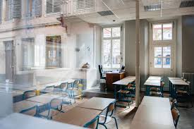 Face à la chute des effectifs scolaires, à chacun sa stratégie
