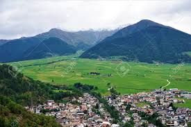 Zwitserland is het land van majestueuze alpentoppen, prachtige meren en groene almen. Uitzicht Over Mals In Zuid Tirol Italie Aan De Grens Met Oostenrijk En Zwitserland Royalty Vrije Foto Plaatjes Beelden En Stock Fotografie Image 95623419