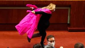 Para los expertos, la irrupción de jiles generará impacto en la oposición y será vista con buenos ojos. Pamela Jiles La Abuela Tsunade Diputada En Chile Corre Como Naruto Para Celebrar El Retiro Del 10 De Afp Afp Retiro Del 10 Por Ciento Chile Camara De Diputados