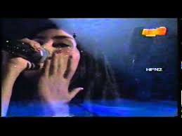 Terjagaku dari tidur yang lena melangkah malas menuju jendela kabus menyelubungi subuh mengimbas segala kenangan yang lalu. Ella Gemilang Lirik Cute766