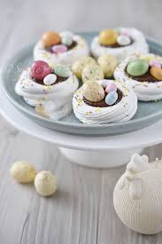 Mini Pavlova De Paques Amuses Bouche Patisserie De Paques Pavlova Plat De Paques