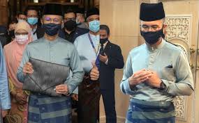 Read 86 reviews from the world's largest community for readers. Warna Baju Melayu Jam Tangan Nilai Kurang Rm500 Penampilan Tengku Zafrul Dipuji Segak Kemas Gempak