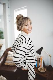 dutt frisur mit pony blonde strahnen gestreifte strickjacke matte lippen olivfarbener hautteint dutt frisur mit pony frisuren mit pony ponyfrisuren