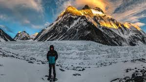 En tredje svårighet är att alla klätterleder är mycket branta vilket skapar faror i synnerhet under stormar. Drama Am K2 3 Gefahrten Von Tamara Lunger Vermisst