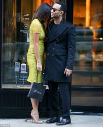 Even chrissy teigen acknowledges the fact that she's too honest for the world. John Legend And Girlfriend Chrissy Teigen Get Passionate While Shopping In New York 2 12 Lipstick Alley