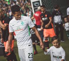 Sie spielt im linken rückraum. Facebook