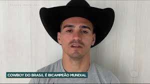 Domingo Espetacular mostra a rotina de um brasileiro bicampeão mundial de  montaria em touro. João Vitor Leme tem apenas 25 anos e já fez história nos  Estados Unidos!, #DomingoEspetacular ...