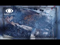 O corpo de bombeiros encontrou três corpos carbonizados nesta tarde nos galpões que pegaram fogo em barueri, região metropolitana de são paulo. Exsv5qzqao3xgm