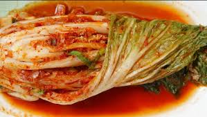 Dilansir dari wikihow, ini resep dan cara mudah membuat kimchi saat di rumah aja: Cara Membuat Kimchi Sederhana Ala Ala Indonesia
