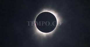 Untuk skala bumi saja, fenomena ini hanya terjadi paling cepat setiap 18 bulan sekali. 21 Agustus 2017 Akan Terjadi Gerhana Matahari Total Tabloidbintang Com