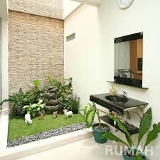 Pagi Hari Pasti Makin Terasa Segar Kalau Ada Taman Mungil Di Dalam Rumah Bikinnya Mudah Kok Pasang Rumput Artifisial Le Tanaman Dalam Rumah Home Deco Desain