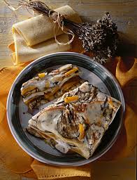 Far bollire le lasagne in abbondante acqua salata con l'aggiunta di un scolarle e passarle sotto l'acqua fredda. Lasagne Con Melanzane E Scamorza