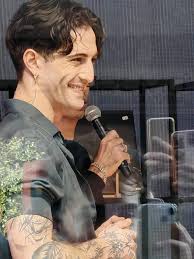 Festival 2025: Damiano David assalito dai fan al Sony Music Store di corso  Garibaldi per il 'firmacopie' (Foto)