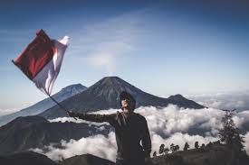 Seperti misalnya, bahwa beliau memiliki optimisme dengan generasi muda indonesia. 5 Kegiatan Pemuda Indonesia Di Hari Sumpah Pemuda Cakap