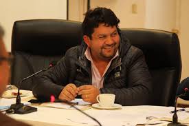 Concejal udi iván roca justificando por su cuenta fanpage imputación a su hijo jurguen roca aguayo (33) por violación reiterada hacia una menor de 12 años. Formalizan A Concejal Udi Que Compro Maquinaria Agricola Robada El Contraste