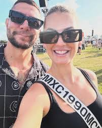 Jessica Crump's Instagram, Twitter & Facebook