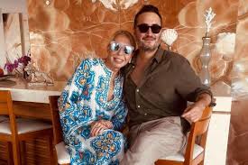 Laura bozzo nuevamente a la cárcel… la pesadilla que la tuvo viviendo por años en arresto domiciliario en su natal perú, vuelve a su presente, pues las autoridades mexicanas le dictaron. Laura Bozzo Recibe El Ano Nuevo Con Jesus Navarro De Reik La Mejor Compania Instagram Mexico Estados Unidos Nndc Tvmas El Comercio Peru