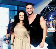 Dorian popa este un cântăreț și un actor devenit celebru în 2011, după rolul din serialul pariu cu viața de la pro tv. Cine Este Iubita Lui Dorian Popa