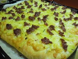 Al primo boccone mi viene la grande pensata, perché non fare una pizza con questo stesso impasto? Pizza Patate E Salsiccia L Amore In Cucina