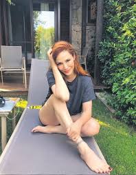 Seksi pozlarıyla büyüleyen Mine Tugayın estetiksiz haline bakın! Doğal  güzel zannedenler yıkıldı...