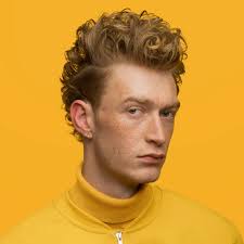 Stevige mannenkapsels die staan voor emotie