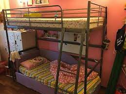 Si trova in ottime condizioni, con una maniglia mancante nei cassetti sotto il comò ed una rotta. Letto A Castello In Metallo Svarta Ikea Usato Eur 60 00 Picclick It