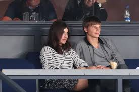 Женщина взяла на себя хлопоты по дому, заботу о внуках. Arshavin Dobilsya Vyseleniya Stradayushej Ot Tyazheloj Bolezni Byvshej Zheny Dacha Dom Lenta Ru