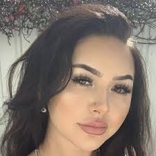 Anna Paull's Instagram, Twitter & Facebook