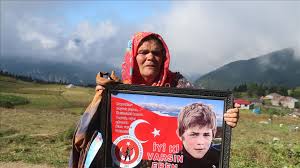 Çınlasın gökyüzü,karadeniz ağlasın.yıldızsın, aysın,eren iyi ki varsın.yıkılsın yeryüzü,kanın yerde kalmasın.bayrakta alsın,eren iyi ki varsın.solmasın gül. Sehit Eren Bulbul Un Annesi Sehit Yavrum Tum Turkiye Nin Acisi Oldu