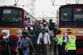 Penumpang Krl Kini Wajib Pakai Baju Lengan Panjang Memangnya Efektif Halaman All Kompas Com
