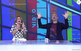 Conforme vem sendo amplamente comentado, maíra charken sumiu da bancada do vídeo show, que tem promovido um rodízio de apresentadores. Maira Charken Nova Apresentadora Do Video Show Tambem Comentou Criticas De Internautas Uma Semana Comigo No Snapchat E Eles Vao Ver Que Aqui Nao Tem Perso Purepeople
