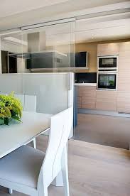 Cocina con pared de cristal y puerta corredera montaje 1>. Puertas Correderas En La Cocina