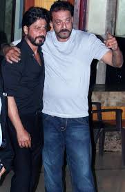 Celeb Spotting Shah Rukh Khan Visits Sanjay Dutt Shraddha Kapoor At Mehboob Studio Shahrukh Khan Bollywood Actors Mens Casual Outfits Summer