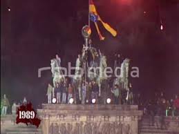 Sichern sie sich rechtzeitig tickets in silvester in berlin 2020. Silvester Am Brandenburger Tor 31 Dezember 1989 Footage Berlin