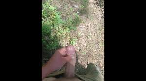 Grande pene duro en el bosque