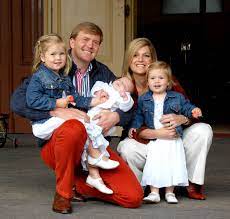 Leden van de koninklijke familie brachten stipt om 16.00 uur een toost uit voor koningsdag. Fototermine Konig Willem Alexander Und Seine Familie Fotos Das Niederlandische Konigshaus