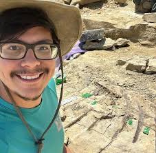 Howdy y'all my name is Jorge Plata (@paleo_plata) and I am a Fossil  Preparator and Paleo Artist from the Children's Museum of Indianapolis. I  am as Texmex as they come, born in