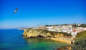 Sommige stranden zijn het beste met de boot te bezoeken tijdens een excursie, onze top 10 mooiste stranden van portugal Carvoeiro Algarve Portugal
