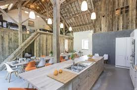 Si vous optez pour ce matériau, vous pouvez choisir des palettes de bois, qui sont idéales pour créer un îlot à base de table. L Ilot Central 20 Idees Deco Pour Vous Inspirer Kozikaza