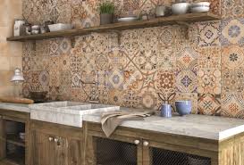 Si las paredes de tu cocina están revestidas con azulejos, debes encargarte de su limpieza cada cierto tiempo. Azulejos Para Cocinas En Estepona Mercasur