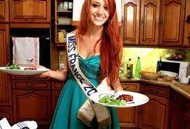 Même lorsqu'elle se met derrière les fourneaux, la jolie rousse aux courbes parfaites ne perd jamais une occasion de faire de l'exercice. Replay Un Diner Presque Parfait Special Miss France Du 20 Novembre 2012 A Decouvrir